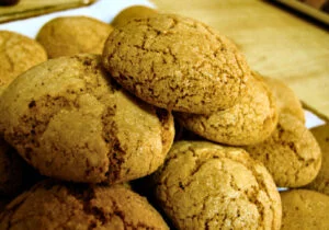 Biscotti amaretti morbidi con le mandorle armelline amare appena sfornati
