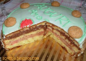 Torta di compleanno con crema, cioccolato e amaretti