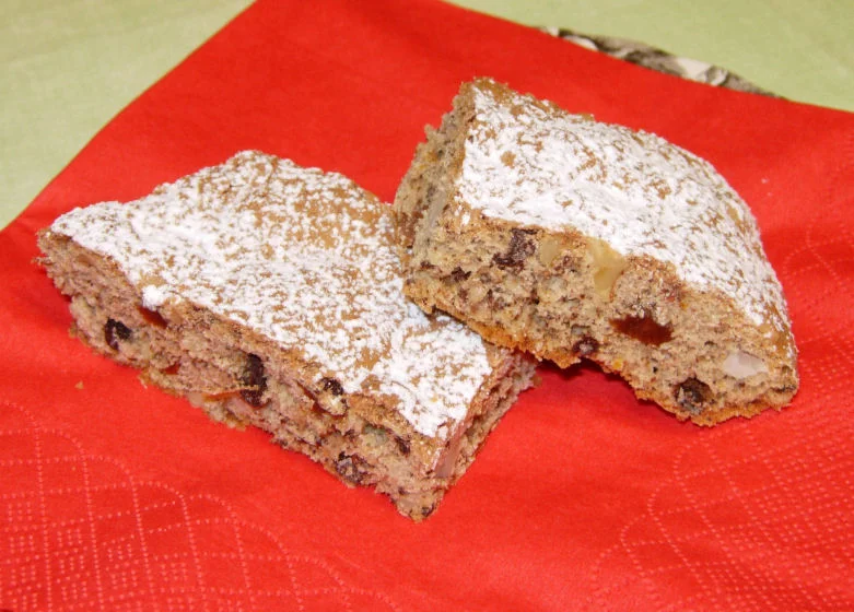 Torta noci, cioccolato fondente e uvetta