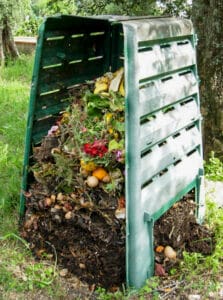 Composter dopo un anno con terriccio maturo, Si vedono gli strati di decomposizione