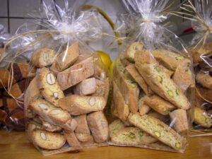 Cantucci toscani fatti in casa con mandorle e pistacchi confezionati in sacchetti regalo