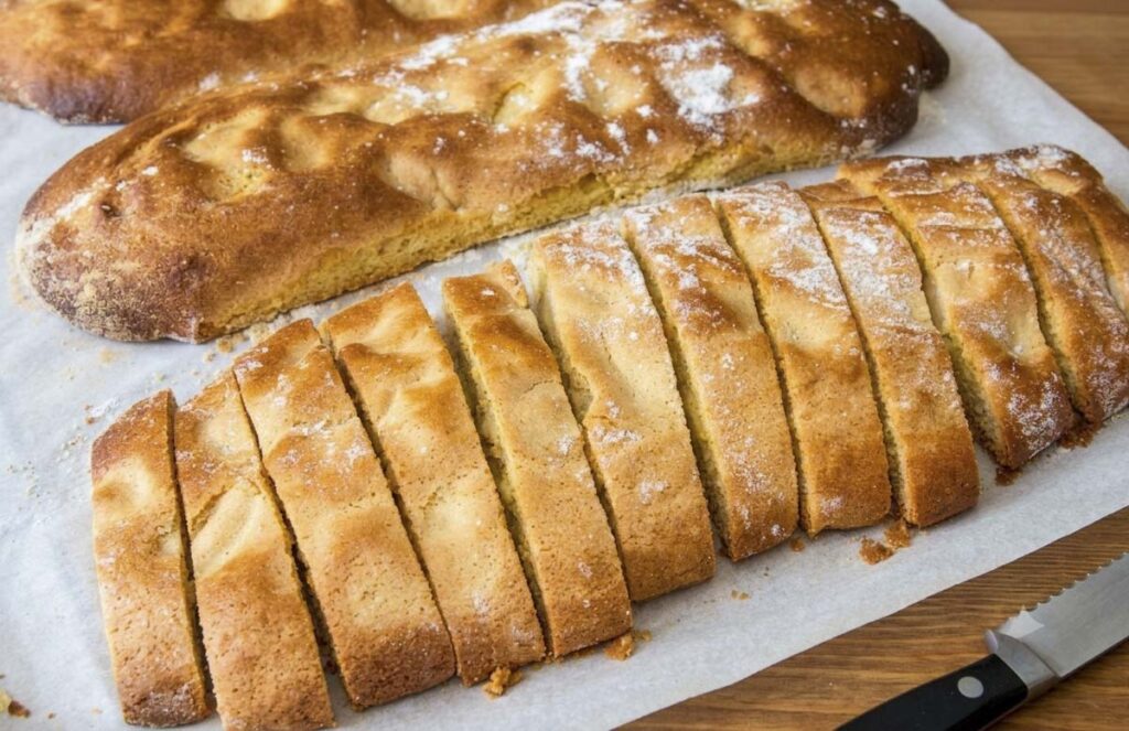 Biscotti con le mandorle (2)_edited Filoncini di biscotti alle mandorle tagliati dopo la prima cottura