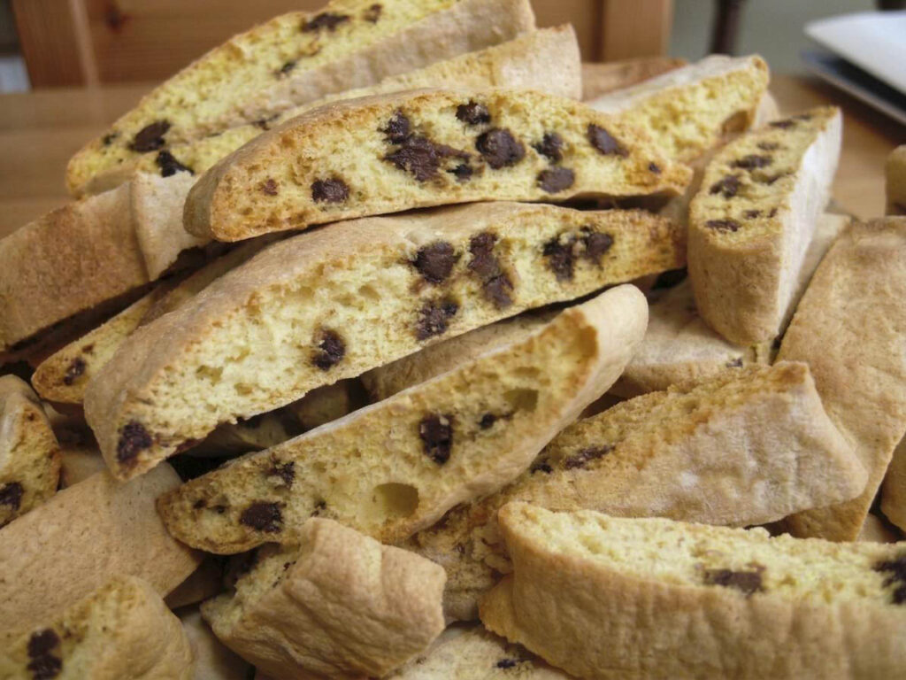Cantucci toscani al cioccolato Cantucci toscani al cioccolato fatti in casa con gocce di cioccolato fondente