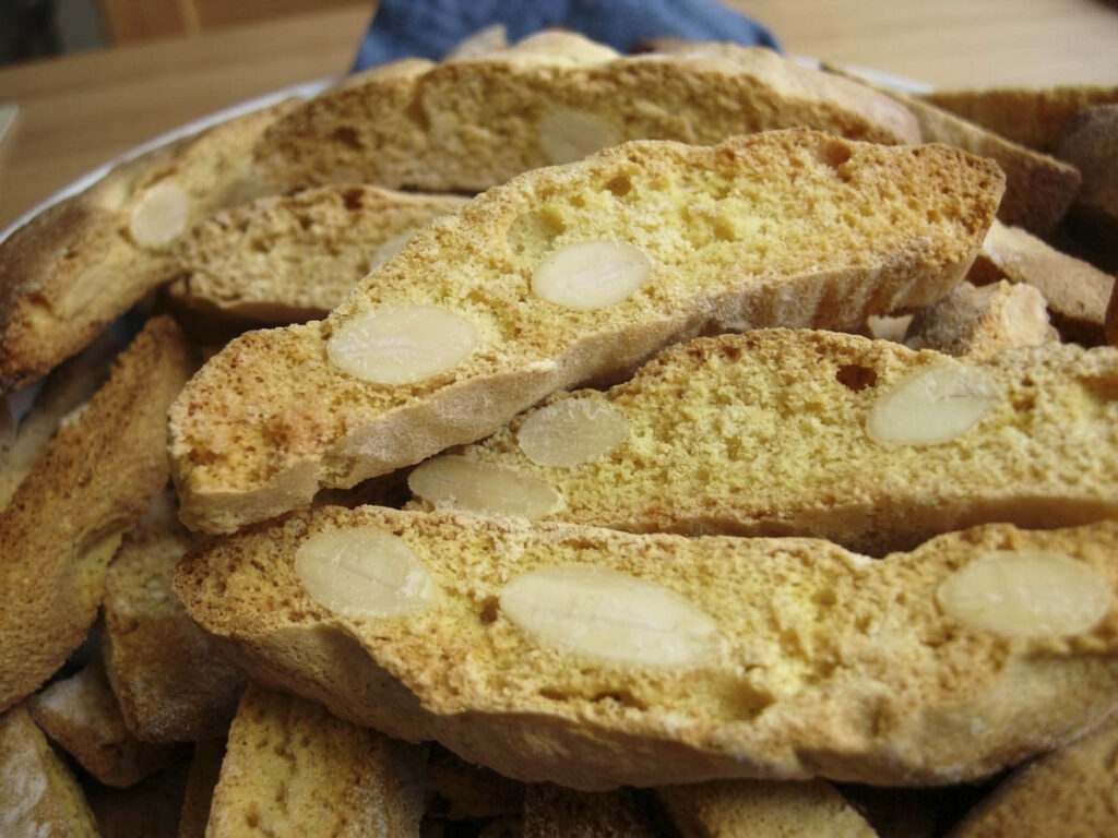 Cantucci toscani con le mandorle Cantucci toscani croccanti alle mandorle fatti in casa