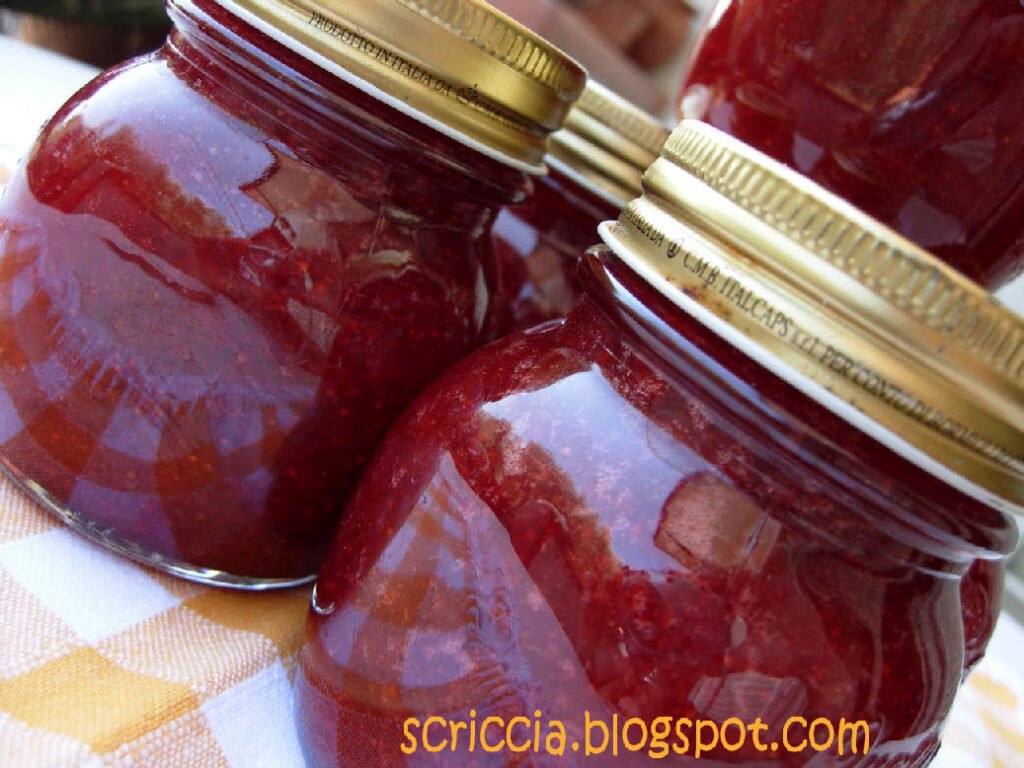 Vasetti con marmellata di fragole