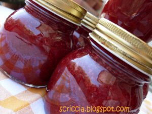 Vasetti con marmellata di fragole