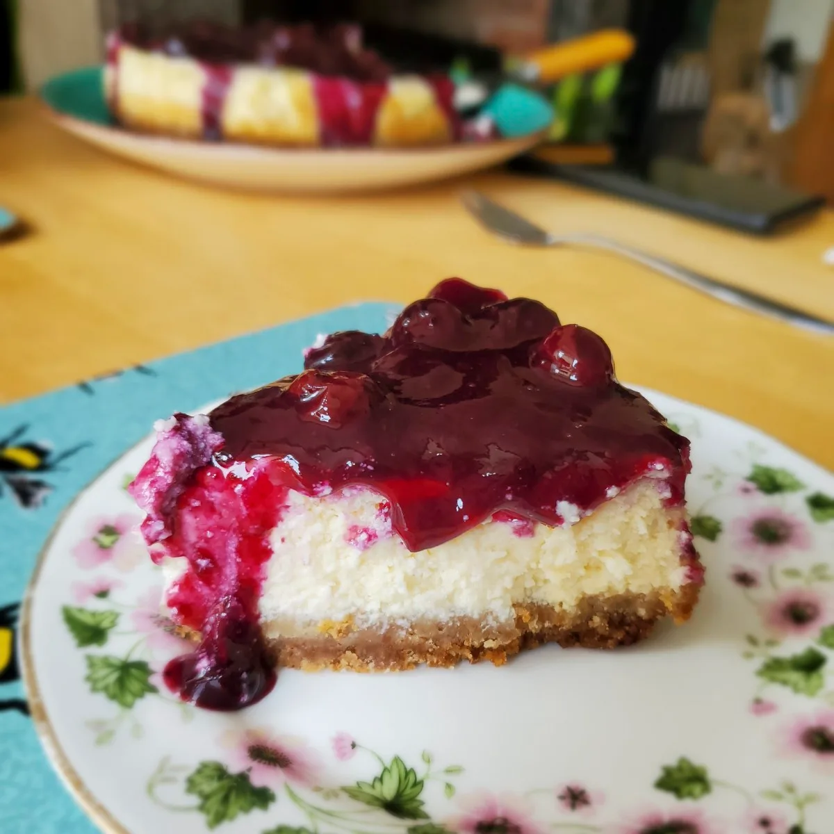 Cheesecake con salsa ai mirtilli (4) fetta di cheesecake cremosa con salsa ai mirtilli