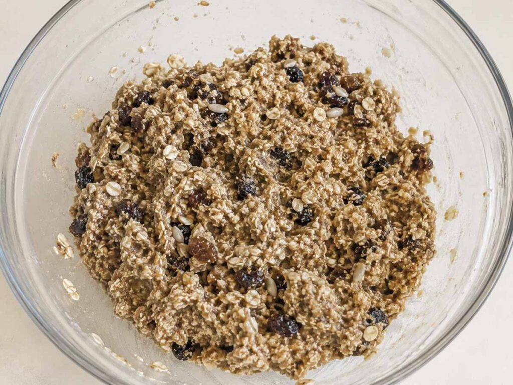 impasto-barrette-ai-cereali-in-ciotola_edited Impasto per barrette ai cereali fatte in casa con avena, uvetta e semi