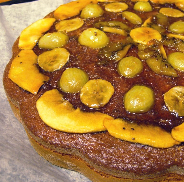 Torta autunnale. Torta soffice con mele, kiwi, banana e uva