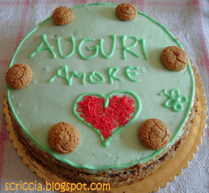 Torta di compleanno con crema, cioccolato e amaretti