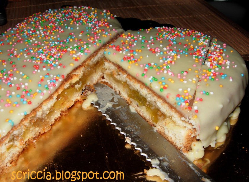 Torta allo yogurt farcita con marmellata di fichi e cioccolato bianco