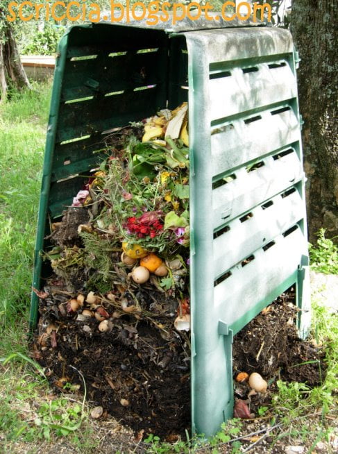 Compost aperto un anno dopo. Si notano gli strati in decomposizione e il terriccio alla base