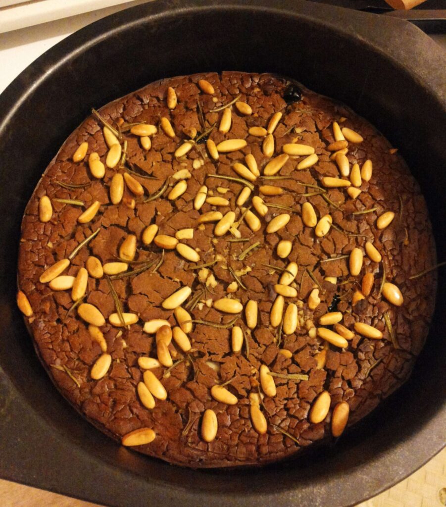 Castagnaccio toscano basso e croccante con pinoli e uvetta