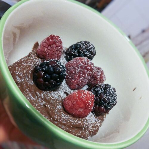 Mousse con avocado e cioccolato con frutti di bosco sopra