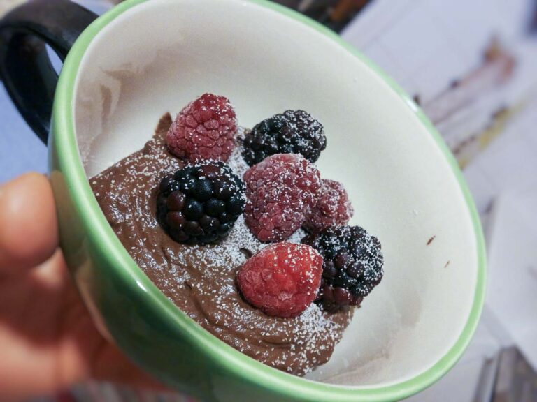 Mousse con avocado e cioccolato con frutti di bosco sopra