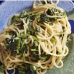 piatto di spaghetti con alliaria petiolata e gorgonzola