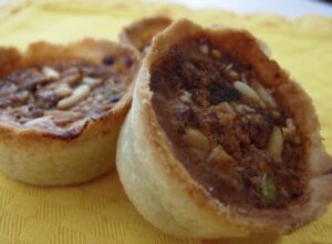 Canestrini ripieni con pinoli, pistacchi e miele