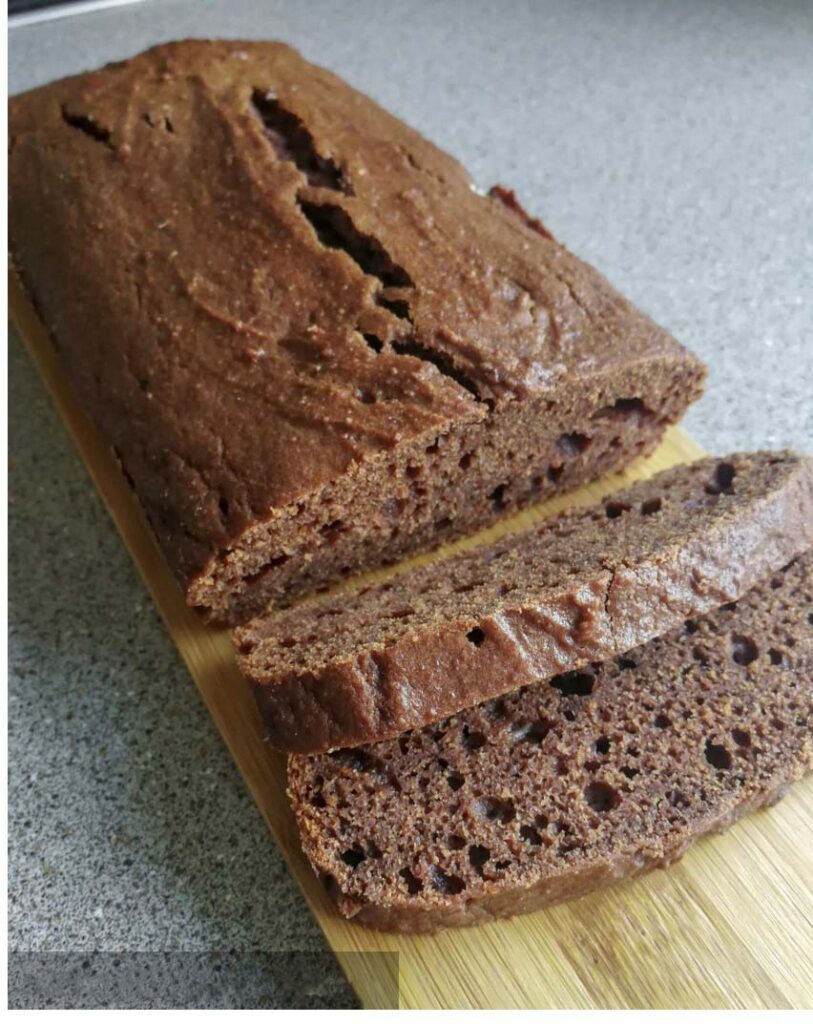 Torta veloce con biscotti avanzati e yogurt tagliata a fette