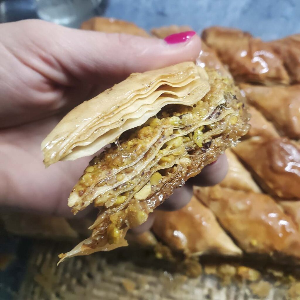 Fetta di baklava al pistacchio con strati di pasta fillo e ripieno di pistacchi.
