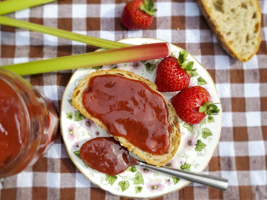 Marmellata fragole e rabarbaro