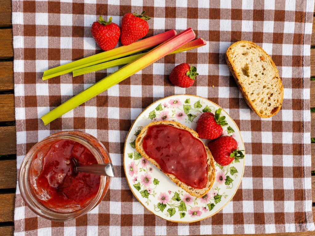 Marmellata fragole e rabarbaro_table cloth