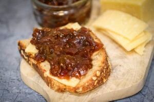 Chutney pomodori verdi su pane
