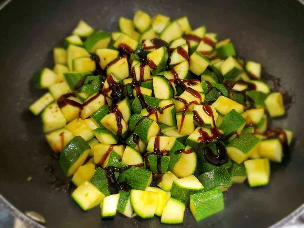 Secondo vegano: Ricetta tofu in padella veloce con zucchine