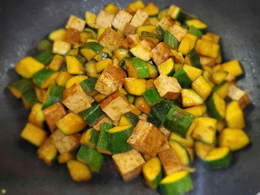Secondo vegano: Ricetta tofu in padella veloce con zucchine