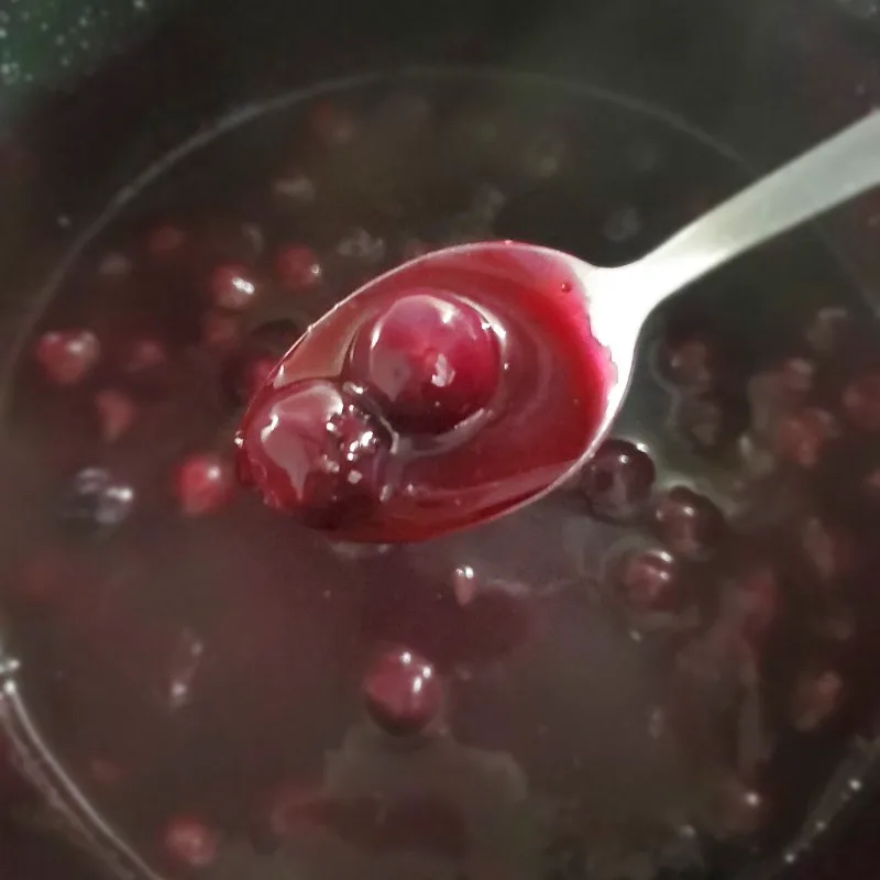 Preparazione salsa ai mirtilli