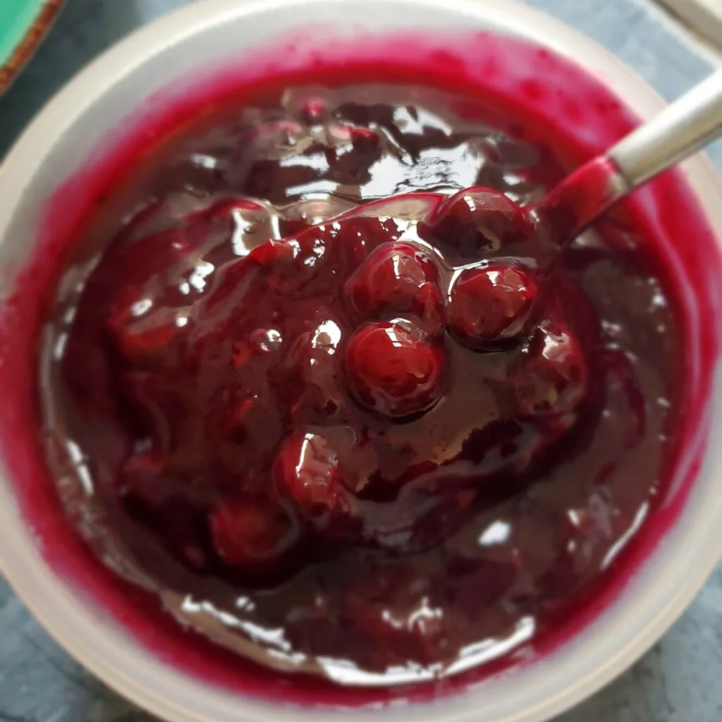 Salsa ai mirtilli perfetta per accompagnare la New York cheesecake