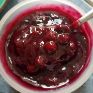 Salsa ai mirtilli perfetta per accompagnare la New York cheesecake