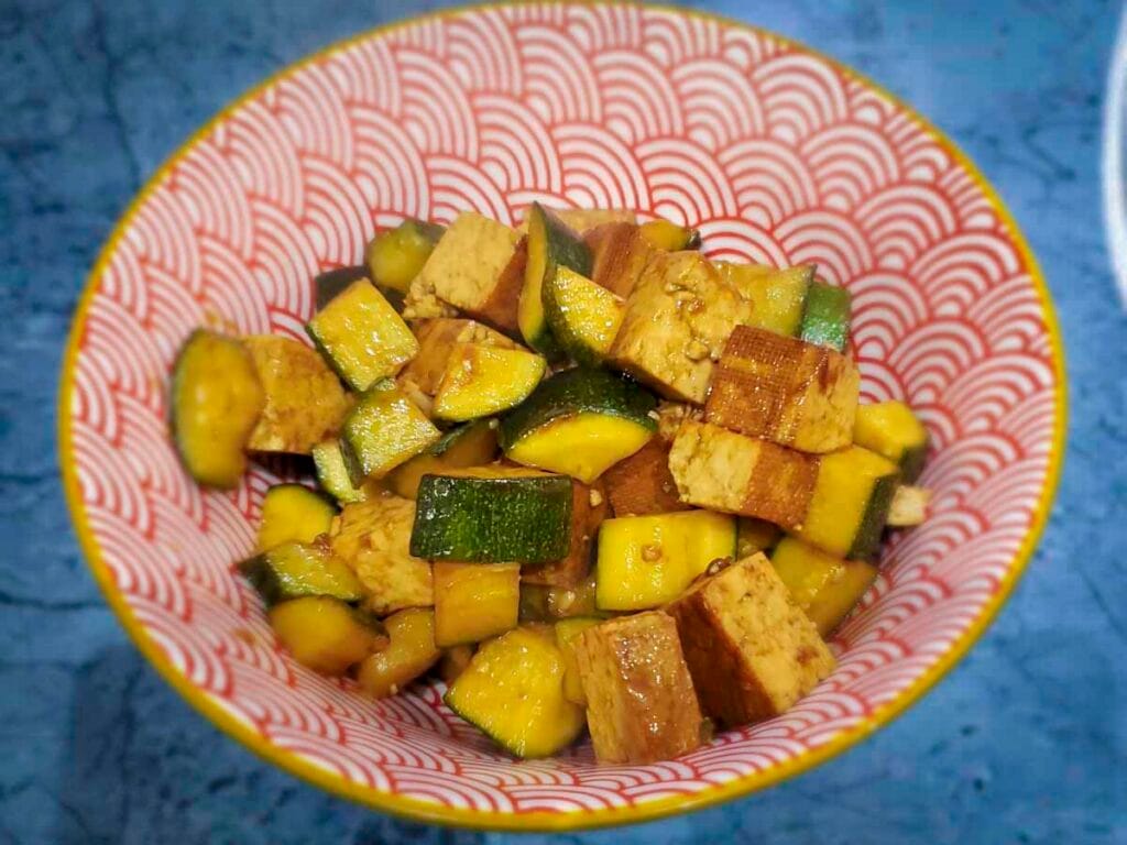 Secondo vegano: Ricetta tofu in padella veloce con zucchine
