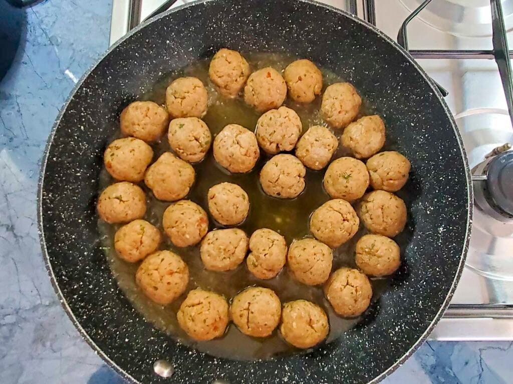 cottura delle polpette di lenticchie vegane in padella