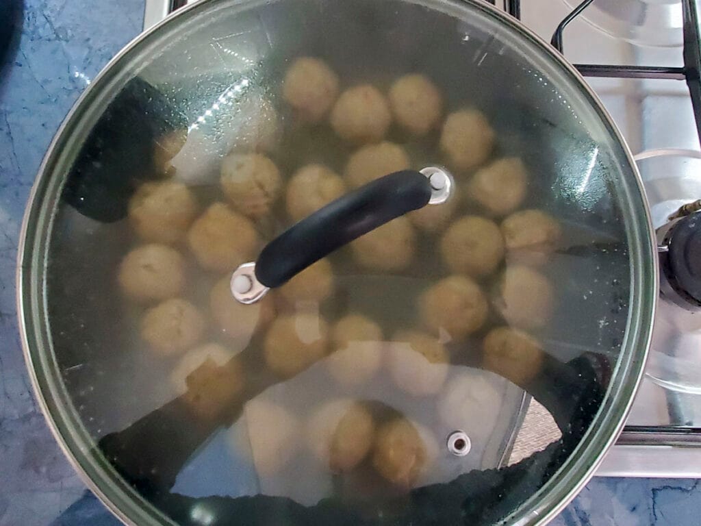 polpette proteiche vegane durante la cottura