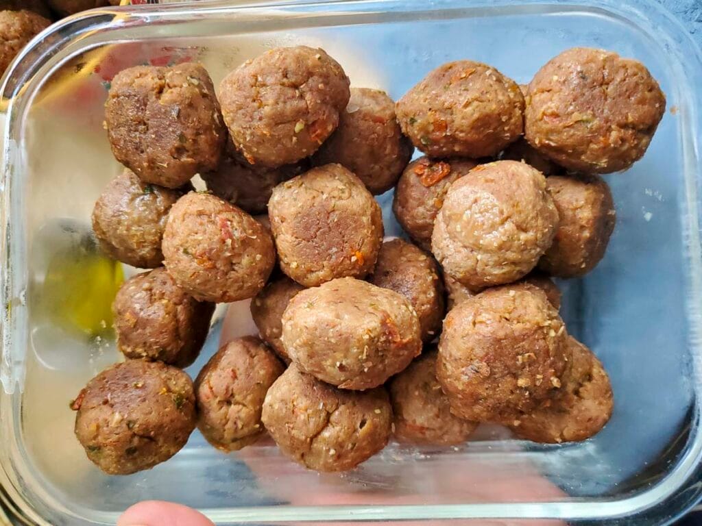 secondo piatto vegano a base di polpette di lenticchie