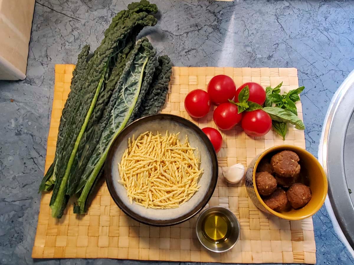 Trofie con cavolo nero, pasta proteica, cavolo nero come cucinarlo (1)_edited Ingredienti per Primo piatto vegano a base di trofie, cavolo nero saltato e polpette vegetali fatte in casa