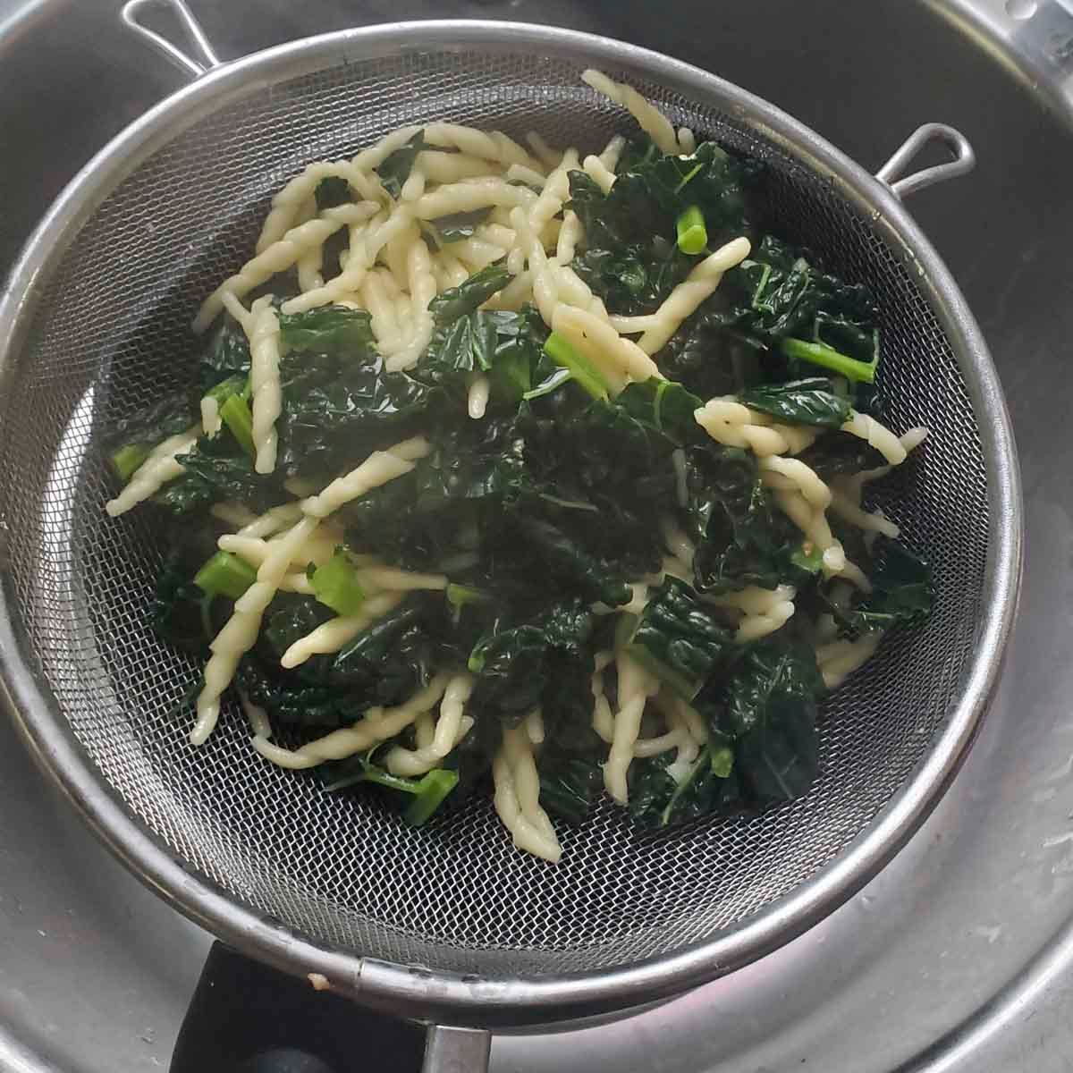 Trofie cotte e cavolo nero