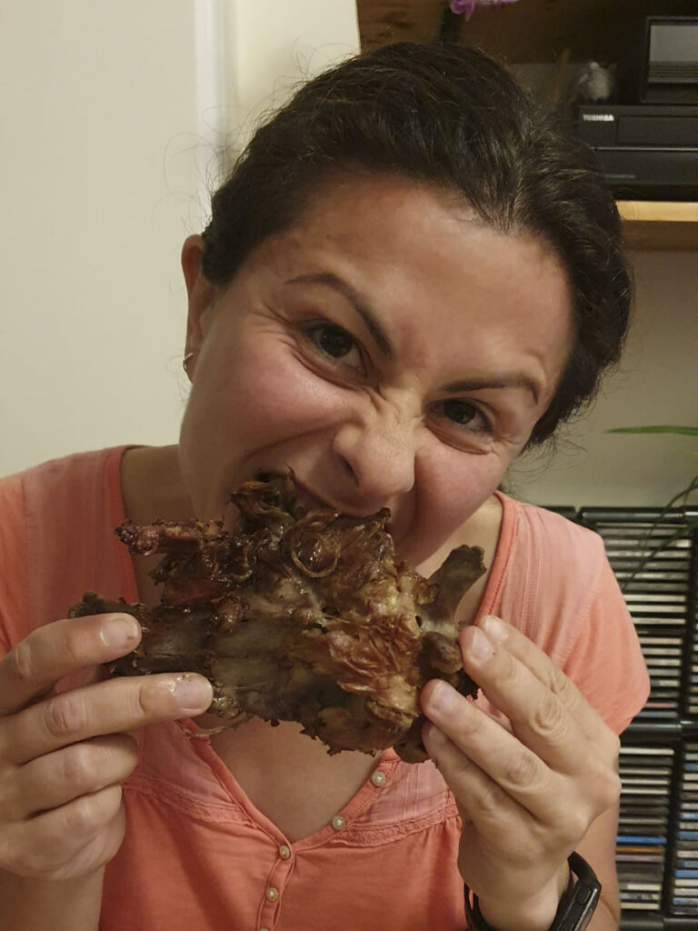 Donna mangia carne come fosse una cavernicola