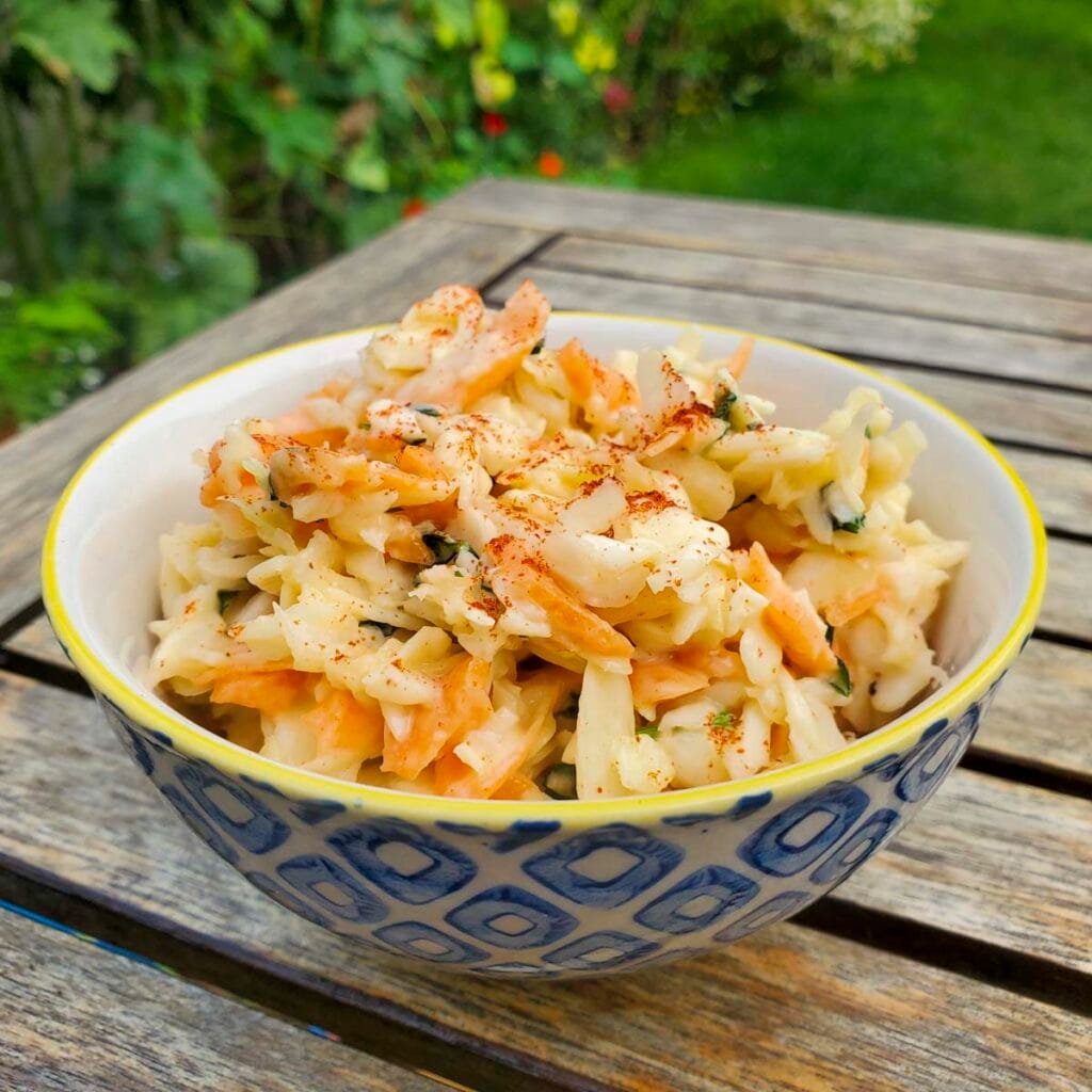 Ricetta coleslaw cremosa. Insalata con cappuccio