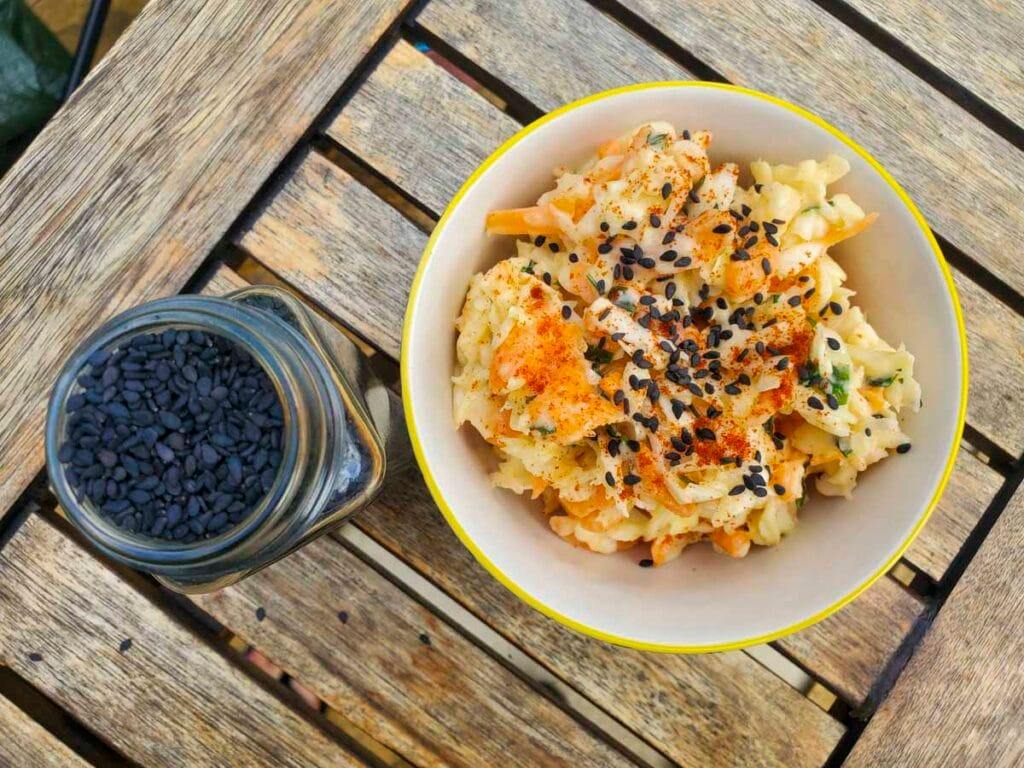 Ricetta coleslaw cremosa. Insalata di cappuccio. Ricette con cavolo cappuccio.