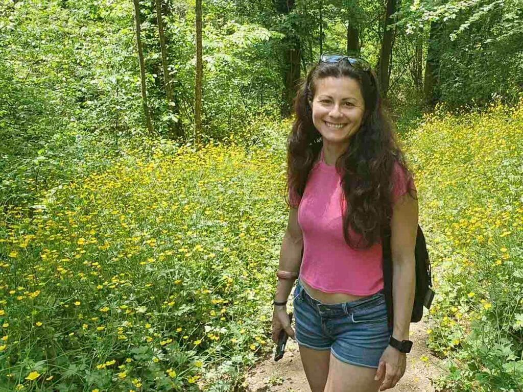 Donna in mezzo ai fiori