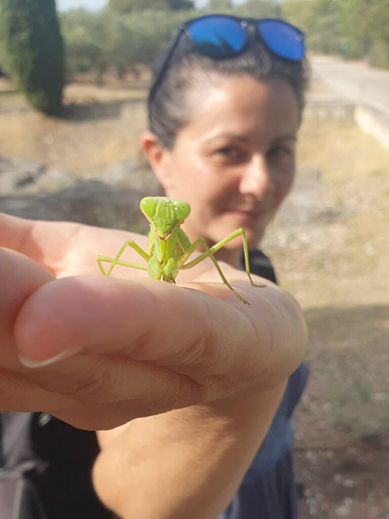 Donna con mantide religiosa in mano