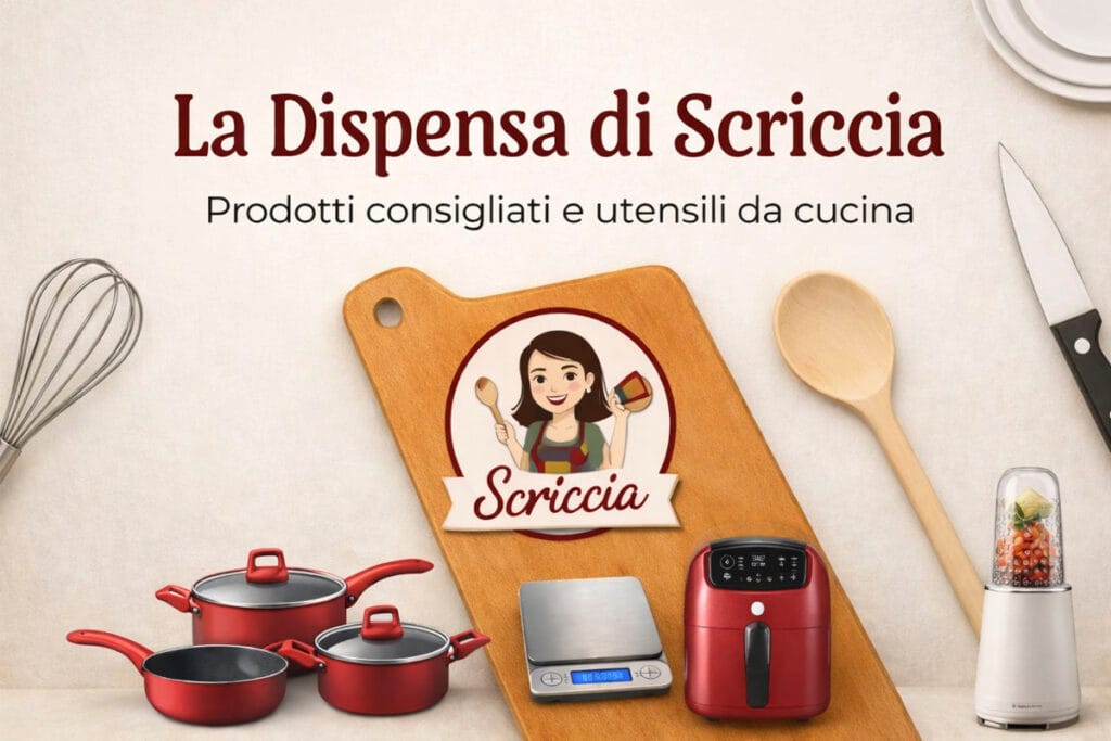 La Dispensa di Scriccia – prodotti consigliati e utensili da cucina con pentole rosse, friggitrice ad aria, bilancia digitale e frullatore su sfondo neutro