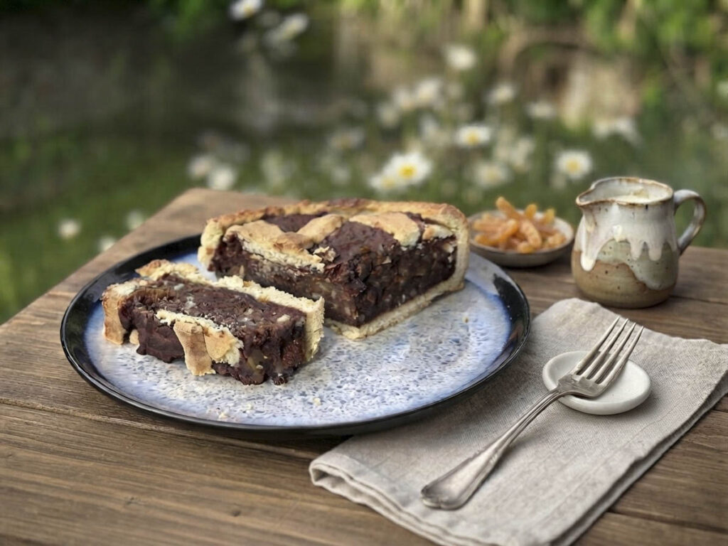 Fetta di crostata riso e cioccolato, tipica torta pasquale versiliese.