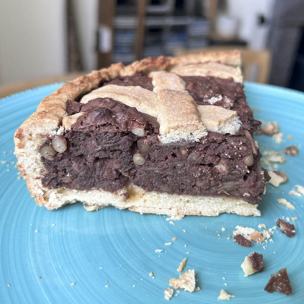 Fetta di crostata riso e cioccolato, tipica torta pasquale versiliese.