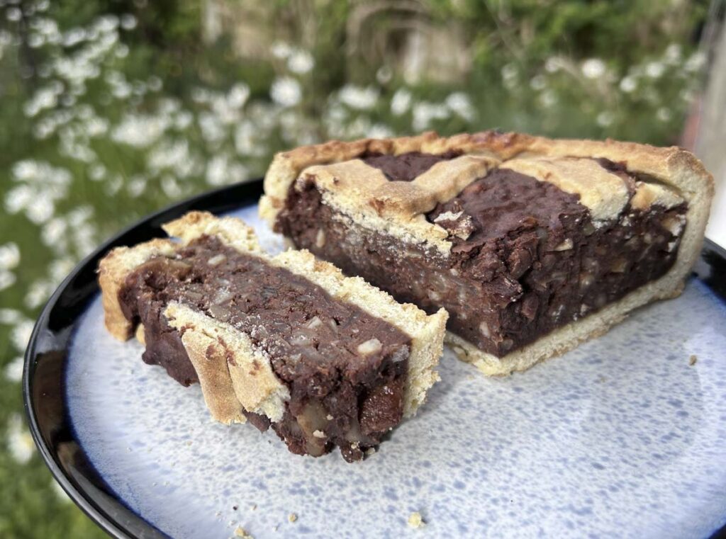 Fetta di crostata riso e cioccolato, tipica torta pasquale versiliese.