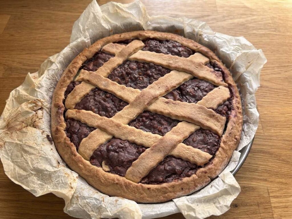 Torta cioccolato e riso intera appena sfornata, ricetta della torta pasquale viareggina.
