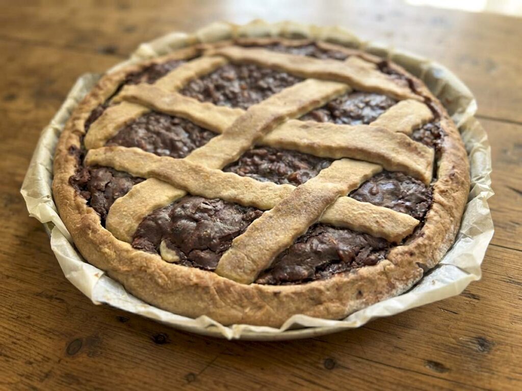 Torta cioccolato e riso intera appena sfornata, ricetta della torta pasquale viareggina.